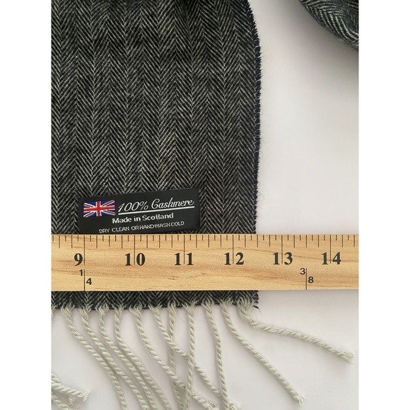 100% Cashmere Scarf Made in Scotland Grey Herringbone Fringed Winter Wrap 12"W - Picture 4 of 4